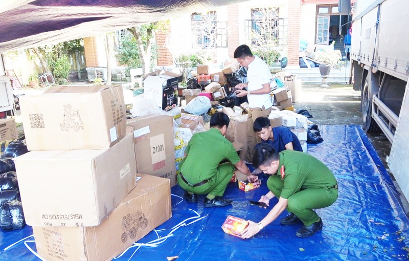 Thừa Thiên Huế: Hàng trăm quả pháo điện, đồ chơi trẻ em và mỹ phẩm không rõ nguồn gốc bị tạm giữ